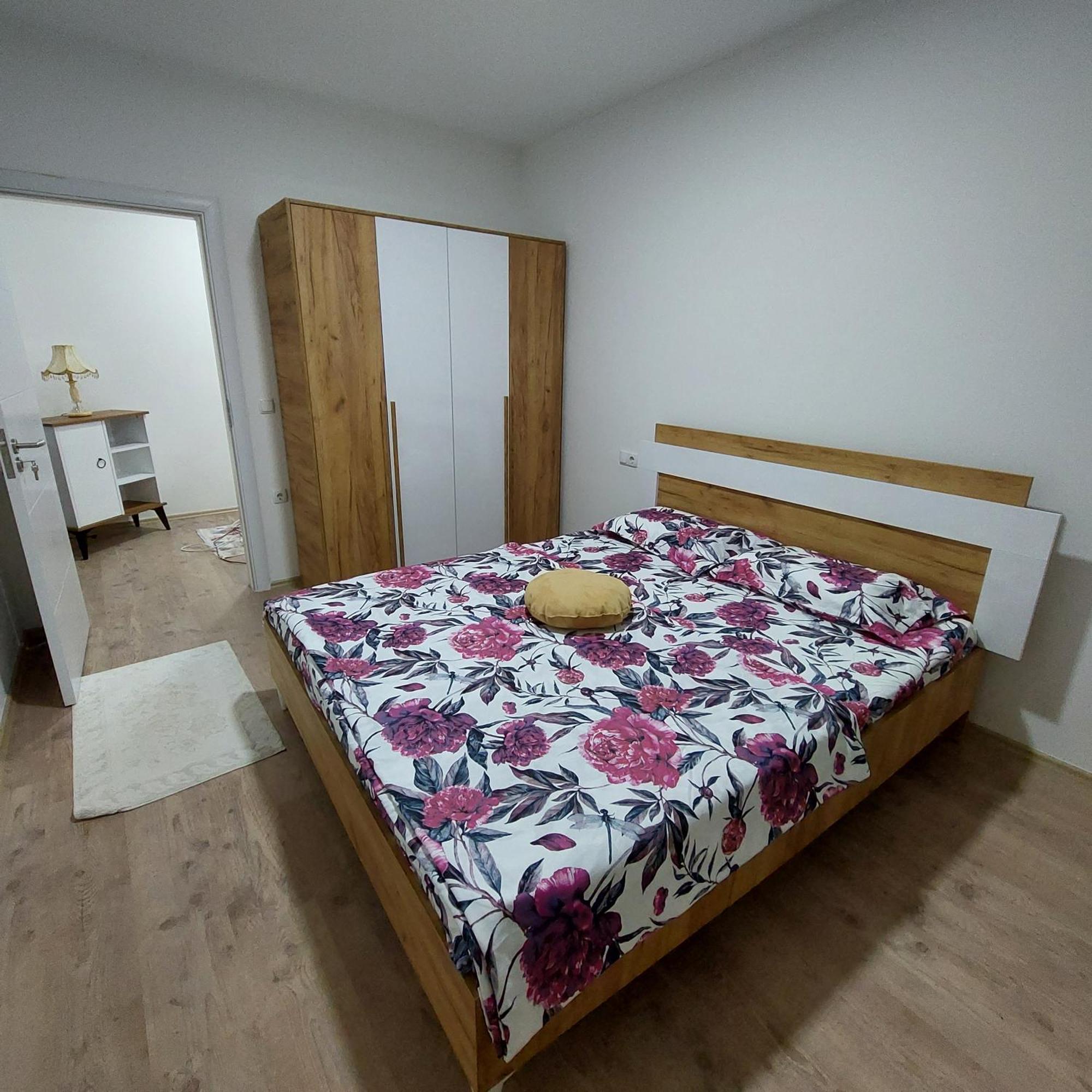 White Apartments Kosovo Polje Extérieur photo